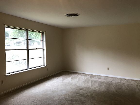 3rd image of 500 Elmwood St