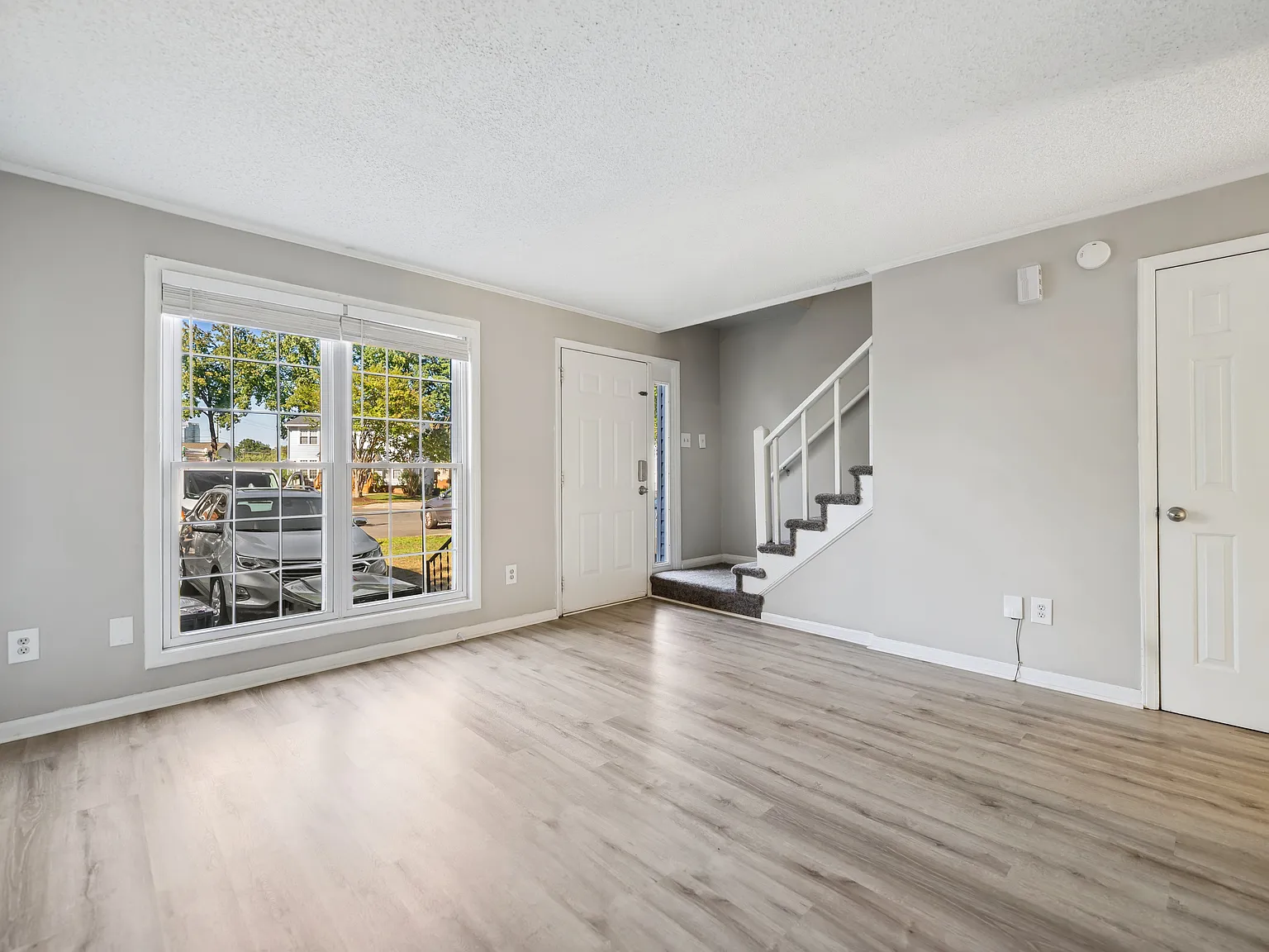 2 bed, 1000 sqft, $1,350 — Photo 3