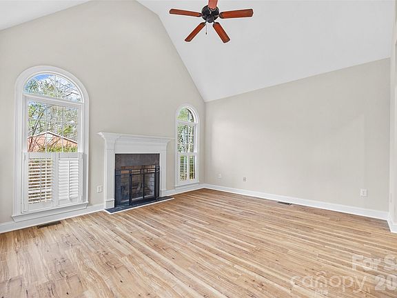 2nd image of 5834 Lake Wylie Rd