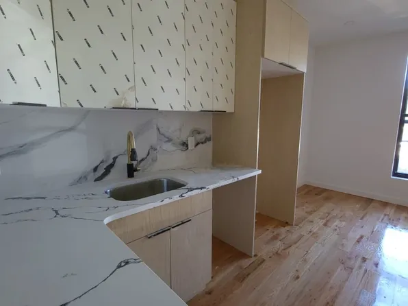 225-06 Mentone Avenue image 4 of 23