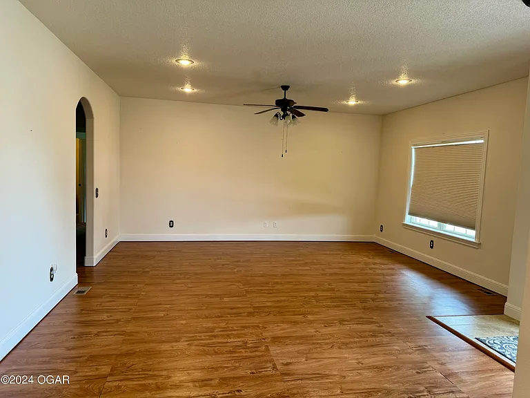 2731 Jefferson Ave — Photo 2