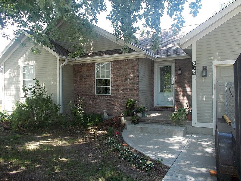 1st image of 808 SW Nelson Dr