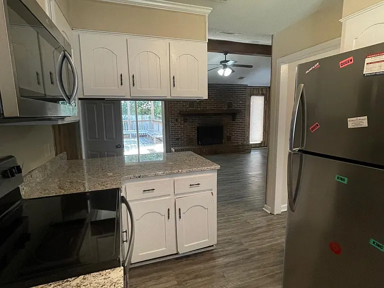 817 Robin Hood Trl — Photo 3