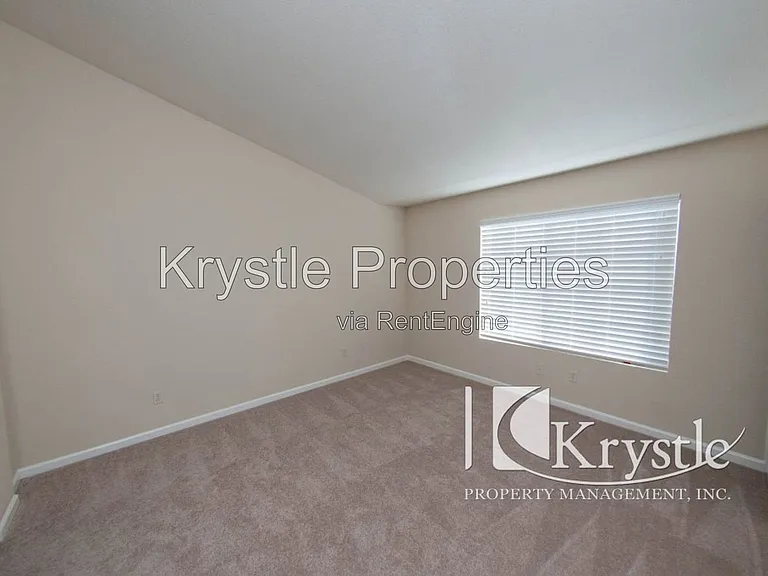 496 E East St — Photo 9