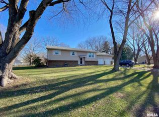 1602 Vinifera Dr, Petersburg, IL 62675