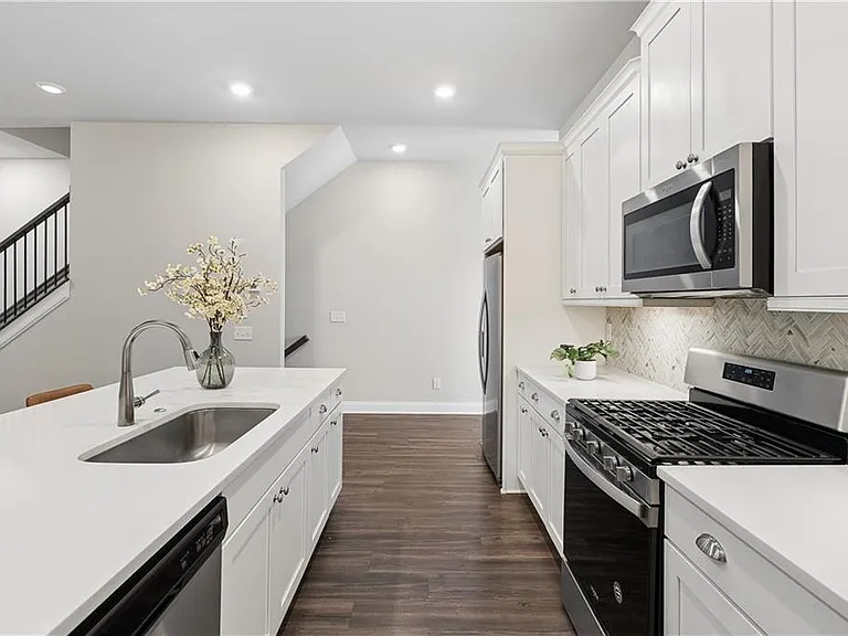 857 Constellation Dr — Photo 9