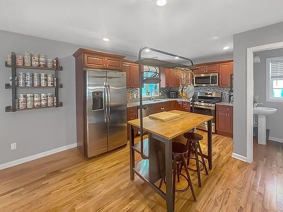 5th image of 22 Rowland Farm Rd