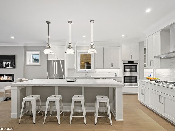 5th image of 2044 W Foster Ave #1E