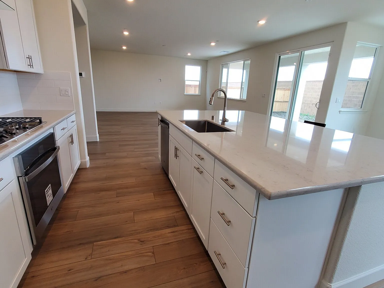 Spacious 3 Bedroom in North Lake — Photo 4