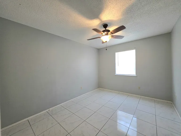 2421 Vine Ave #C — Photo 12