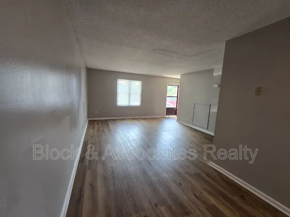 115 College St APT 6, Thomasville, NC 27360