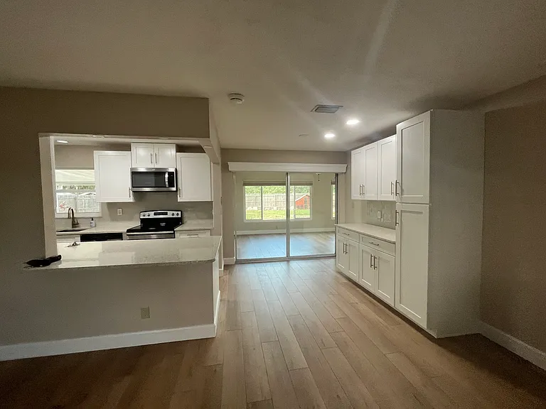 310 Dorchester Dr — Photo 32