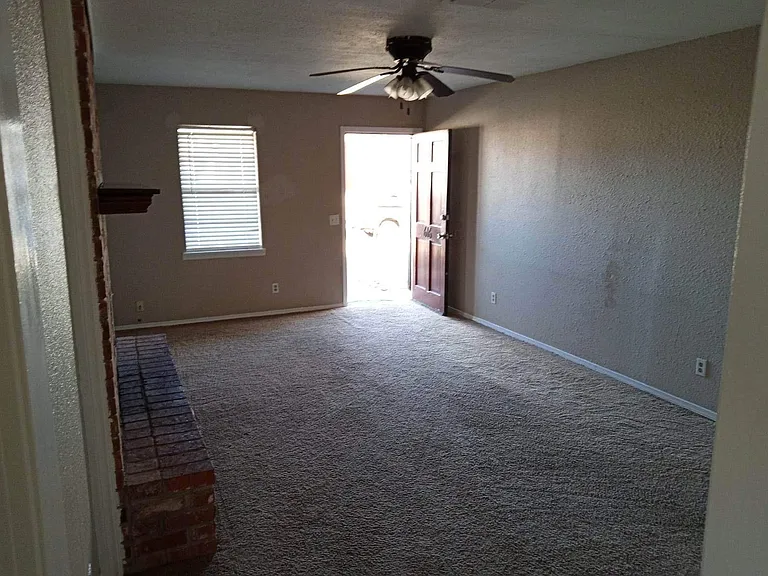 616 Briarwood Ln — Photo 7