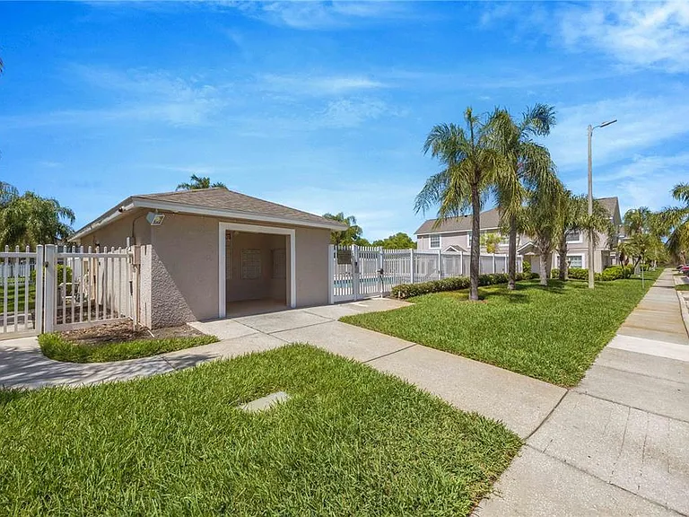 727 Kensington Lake Cir — Photo 59