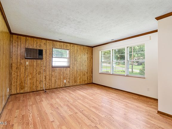 4th image of 325 Howard Dr