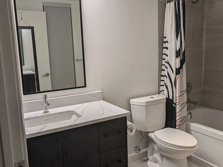 741 King St W #413 — Photo 5