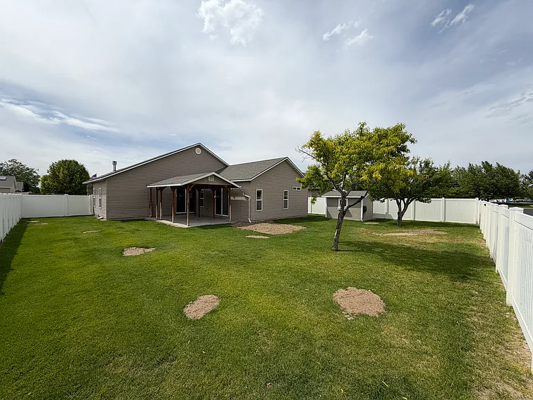 1504 Anny Dr E — Photo 4