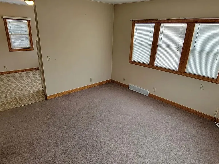 2521 Iowa St — Photo 10