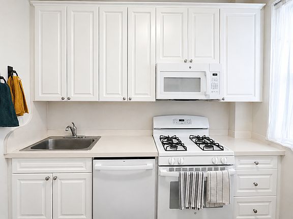 4th image of 618 Amsterdam Ave #2C