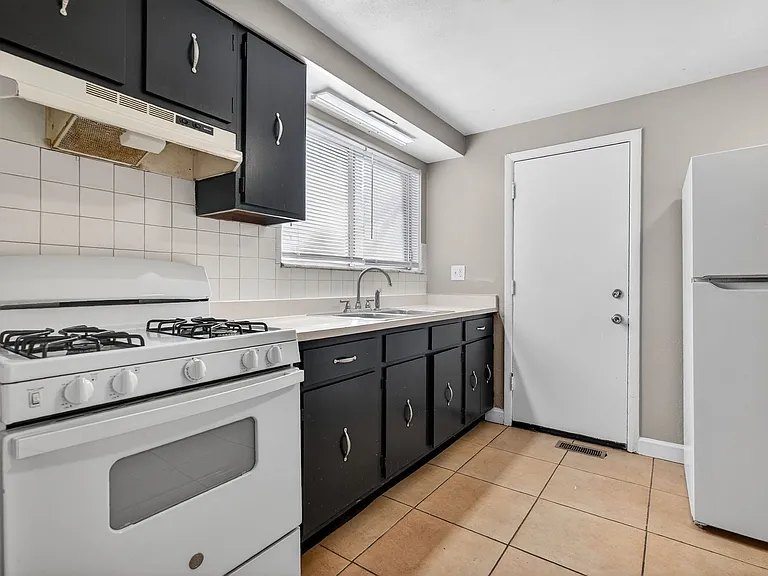 3629 N Leroy Ave — Photo 24