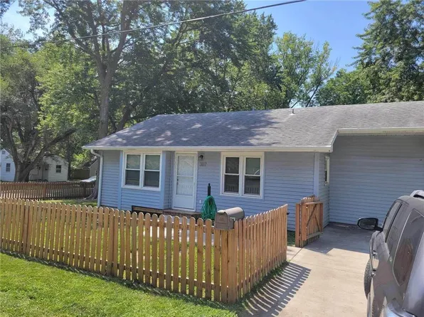 307 SE 6th St, Lees Summit, MO 64063