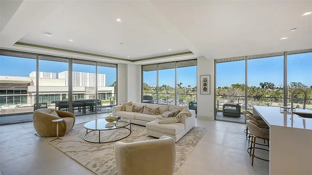 2 bed, 2.5 bath, 2143 sqft, $18,000 — Photo 4