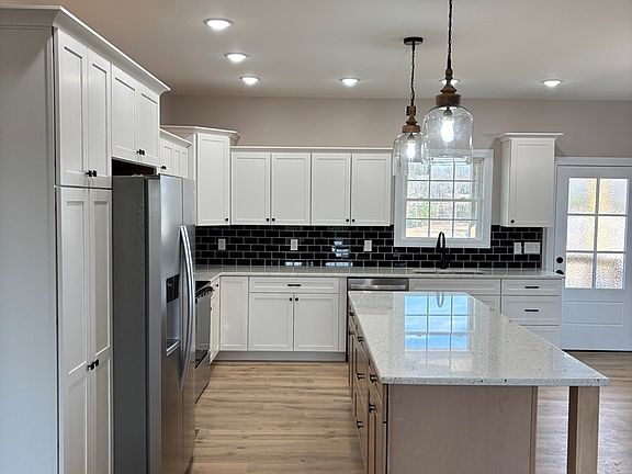 3rd image of 111 Deer Ridge Ln