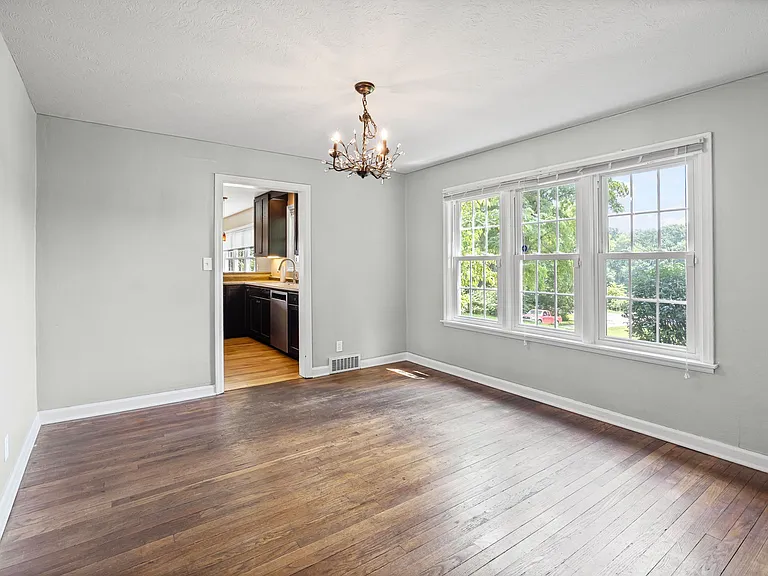 2260 N River Rd — Photo 32