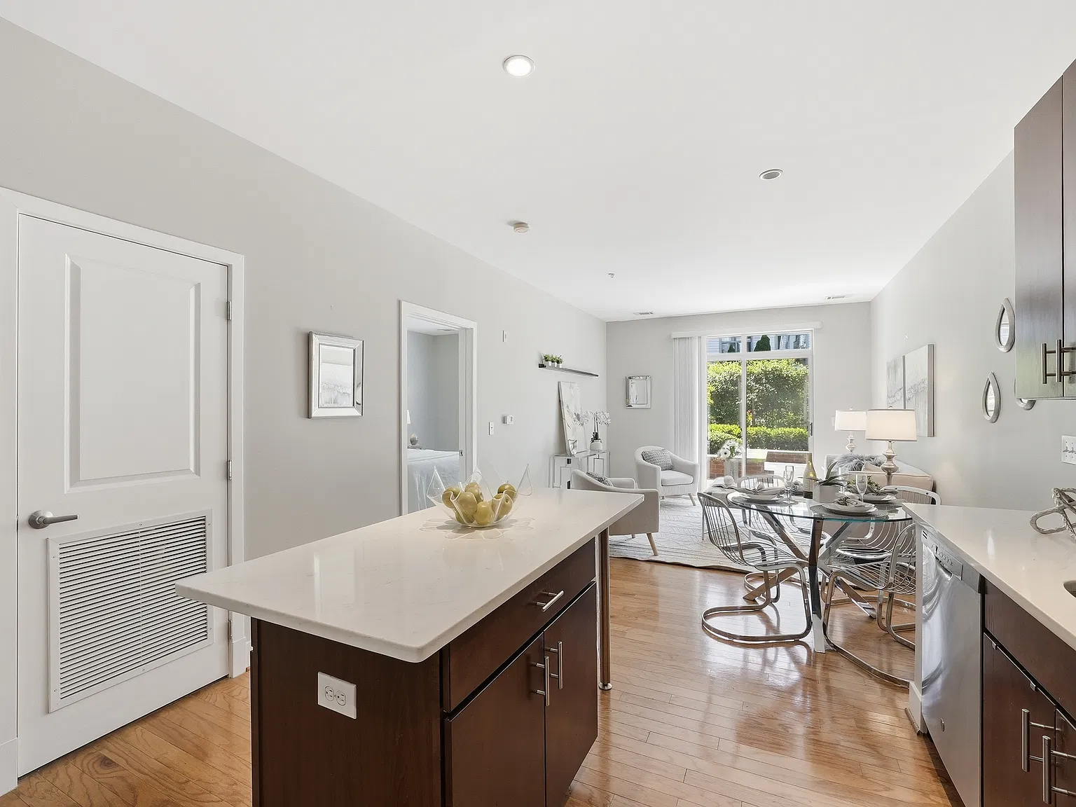1 bed, 716 sqft, $2,100 — Photo 4