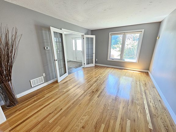3rd image of 49 Decew Woods Ct #1