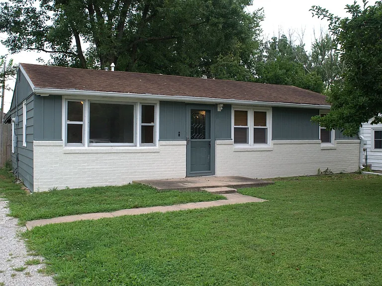 416 Victoria Dr — Photo 1