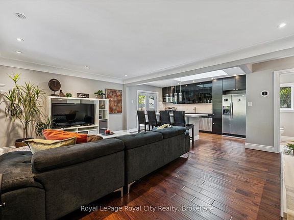5th image of 20 Highview Pl