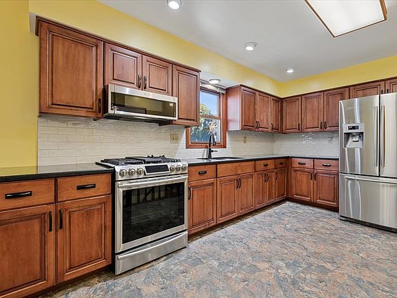 3rd image of 921 Knollside Rd