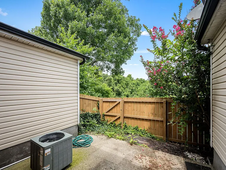 340 Stewarts Landing Cir — Photo 24