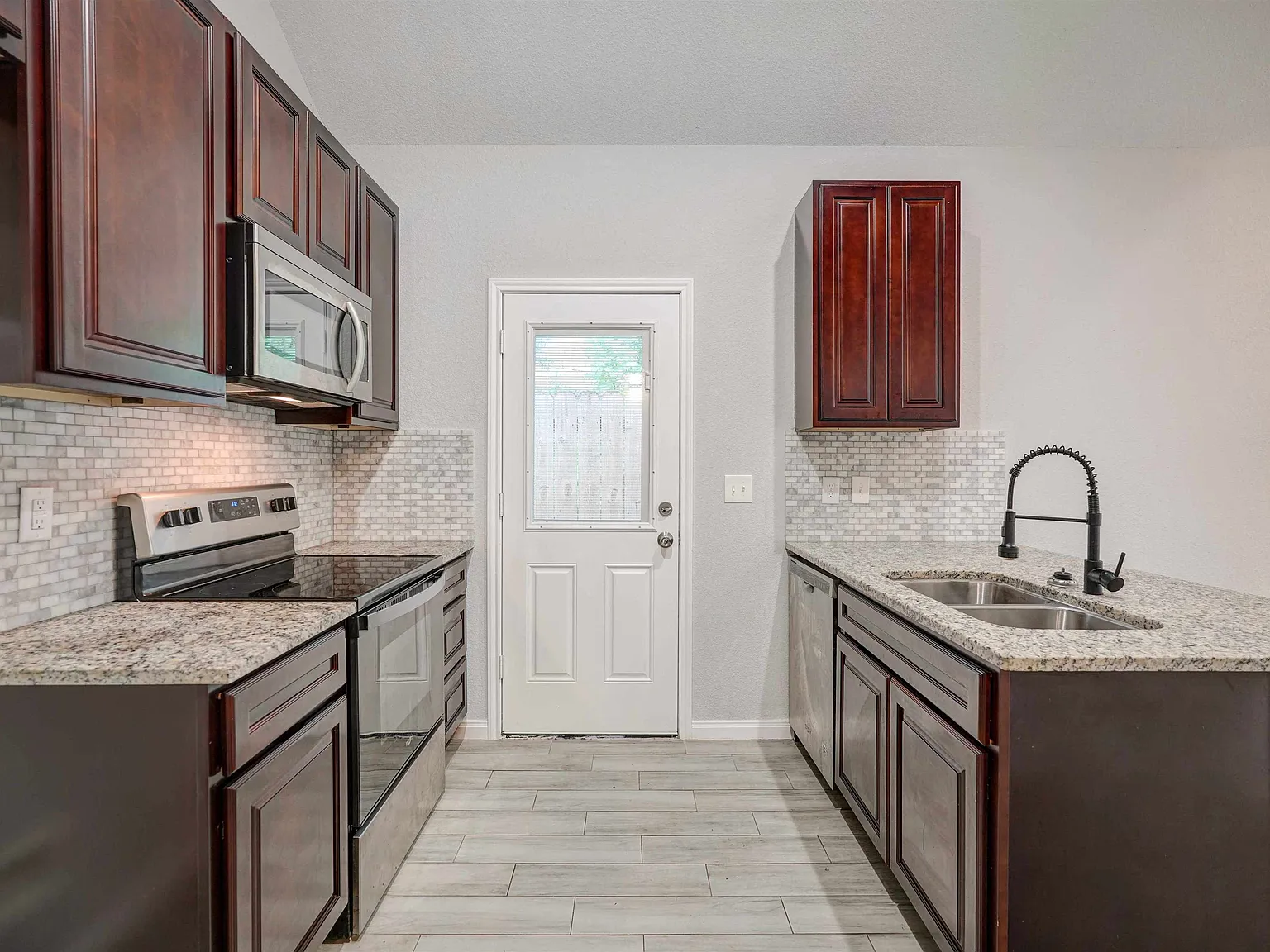 3 bed, 1200 sqft, $1,395 — Photo 2