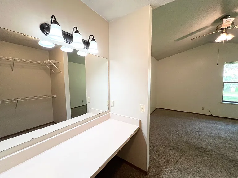 Oakridge Apartments — Photo 39