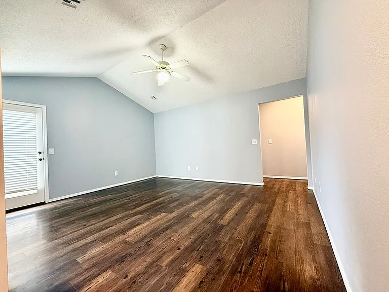 3102 NE 12th St — Photo 3