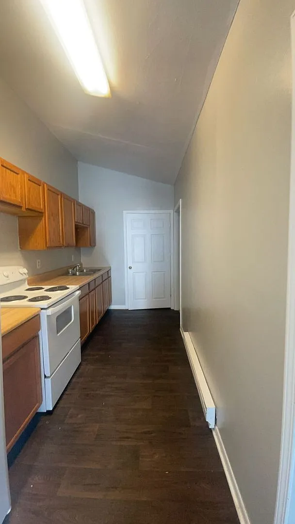 111 1/2 S Dicks St - Your Ball State Home Awaits! Cozy 2-Bedroom Duplex Near Campus — Photo 1