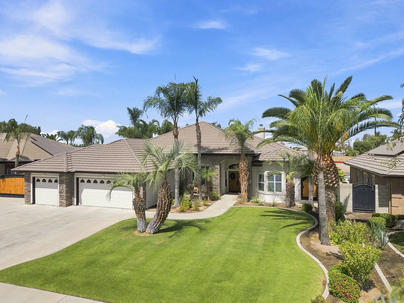 Gated Community w/ Owned Solar - Spacious Split Wing 4 Bed/2.5 Bath Single Family Home - $4250/month — Photo 3