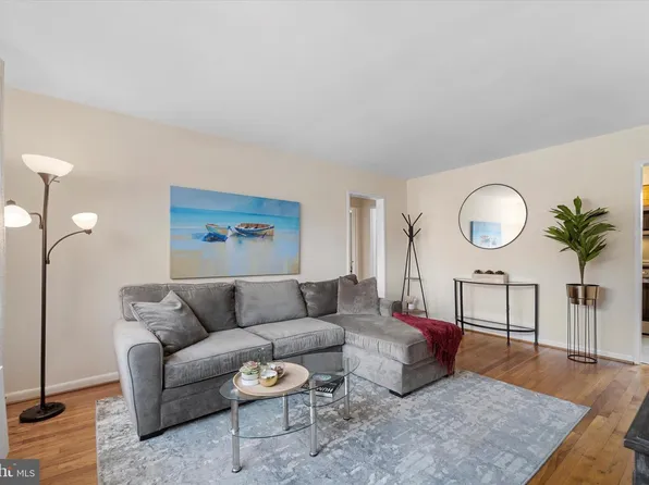 2051 N Woodstock St APT 201, Arlington, VA 22207
