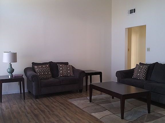 3rd image of 605 Carmen St