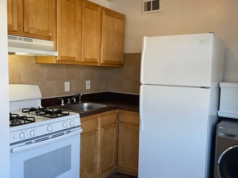 The Fern Flats - Newly Renovated in 2024 with in-unit Washer and Dryer! — Photo 23