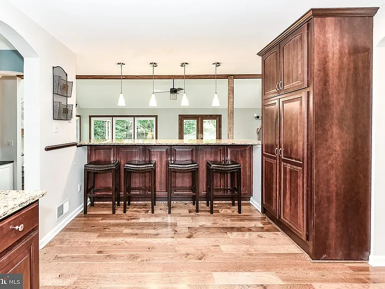 7910 Oak Hollow Ln — Photo 13