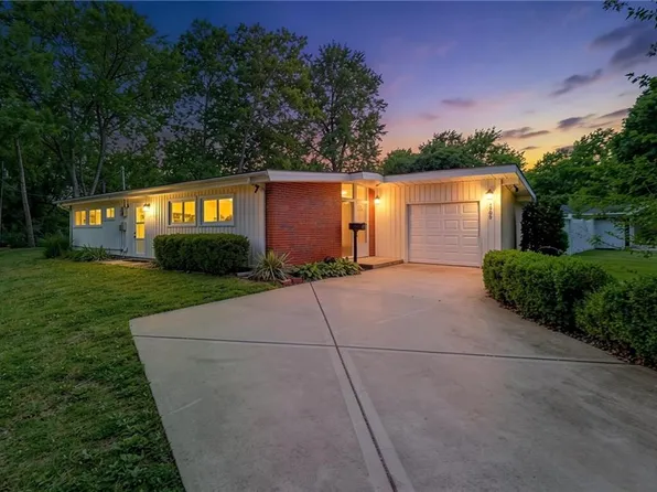 1303 NE 66th St, Gladstone, MO 64118