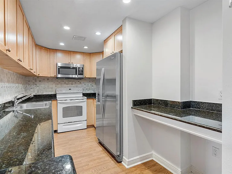 10350 W Bay Harbor Dr #4V — Photo 8