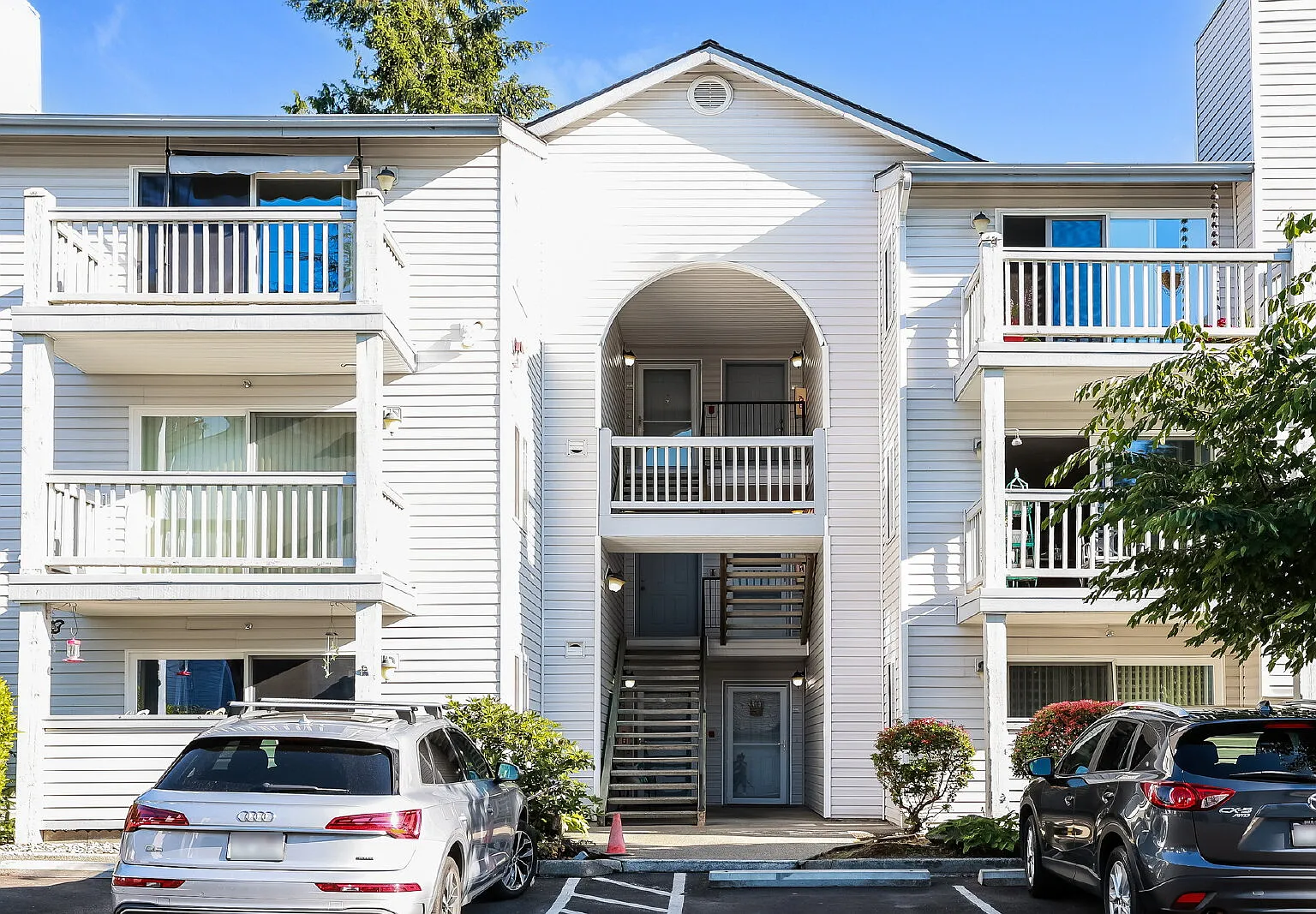 Top-Floor 3 Bed/2 Bath Condo with Silver Lake Views ! Available NOW for RENT — Photo 2