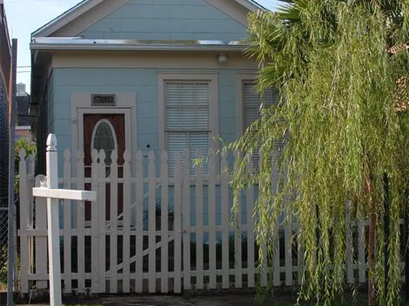 811 Church St, Galveston, TX 77550