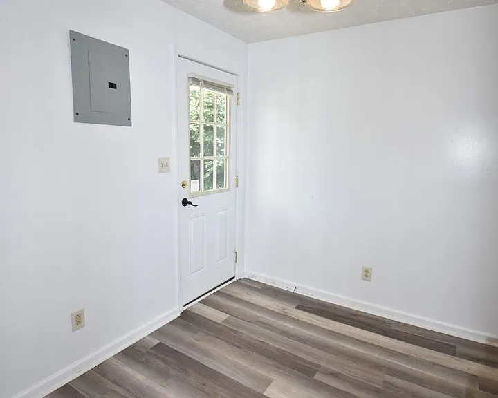 947 Charlotte St — Photo 5