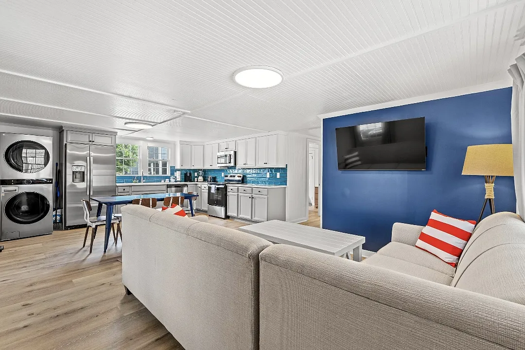 3 bed, $2,200 — Photo 1