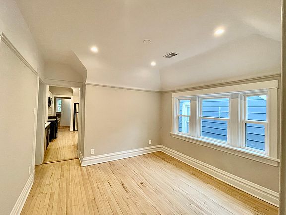 5th image of 4741 N Artesian Ave #3